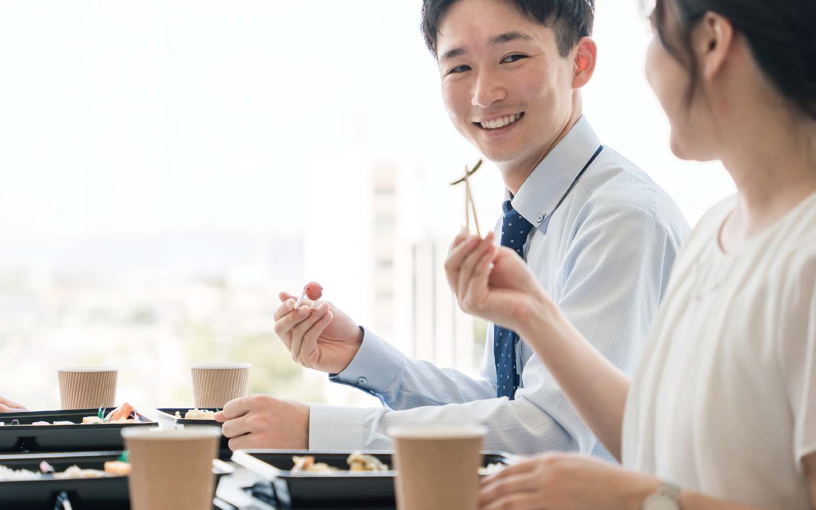 田んぼに囲まれたログハウス風本社